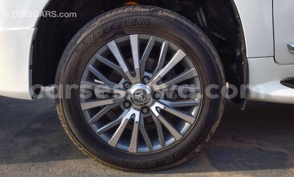 Acheter Import Voiture Toyota Land Cruiser Blanc à Import - Dubai, East Mahé Acheter Import Voiture Toyota Land Cruiser Blanc à Import - Dubai, East Mahé