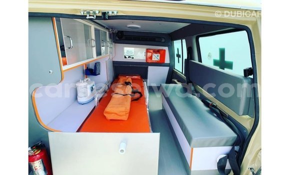 Acheter Import Voiture Toyota Land Cruiser Blanc à Import - Dubai, East Mahé Acheter Import Voiture Toyota Land Cruiser Blanc à Import - Dubai, East Mahé