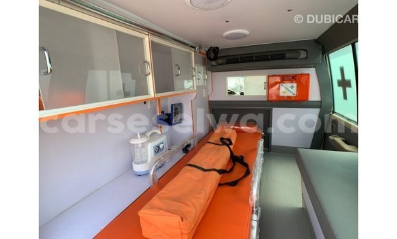 Acheter Import Voiture Toyota Land Cruiser Blanc à Import - Dubai, East Mahé Acheter Import Voiture Toyota Land Cruiser Blanc à Import - Dubai, East Mahé