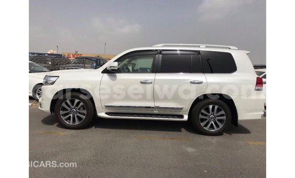 Buy Import Toyota Land Cruiser White Car in Import - Dubai in East Mahé Buy Import Toyota Land Cruiser White Car in Import - Dubai in East Mahé