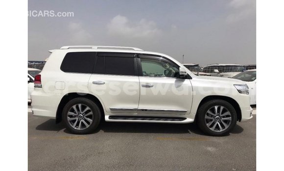 Buy Import Toyota Land Cruiser White Car in Import - Dubai in East Mahé Buy Import Toyota Land Cruiser White Car in Import - Dubai in East Mahé