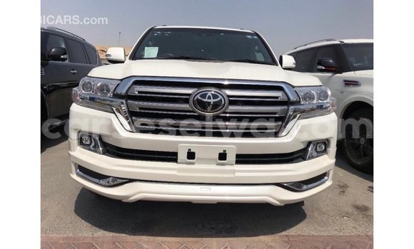 Acheter Import Voiture Toyota Land Cruiser Blanc à Import - Dubai, East Mahé Acheter Import Voiture Toyota Land Cruiser Blanc à Import - Dubai, East Mahé