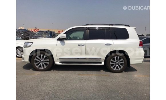 Acheter Import Voiture Toyota Land Cruiser Blanc à Import - Dubai, East Mahé Acheter Import Voiture Toyota Land Cruiser Blanc à Import - Dubai, East Mahé