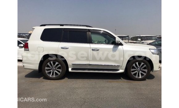 Acheter Import Voiture Toyota Land Cruiser Blanc à Import - Dubai, East Mahé Acheter Import Voiture Toyota Land Cruiser Blanc à Import - Dubai, East Mahé
