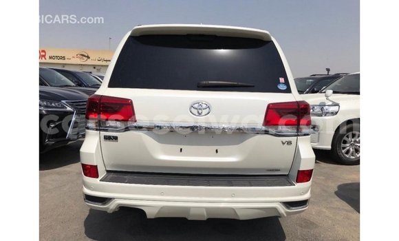Acheter Import Voiture Toyota Land Cruiser Blanc à Import - Dubai, East Mahé Acheter Import Voiture Toyota Land Cruiser Blanc à Import - Dubai, East Mahé