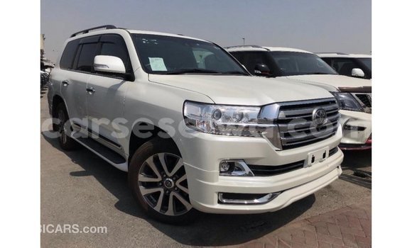 Acheter Import Voiture Toyota Land Cruiser Blanc à Import - Dubai, East Mahé Acheter Import Voiture Toyota Land Cruiser Blanc à Import - Dubai, East Mahé