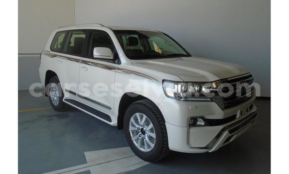 Acheter Import Voiture Toyota Land Cruiser Blanc à Import - Dubai, East Mahé Acheter Import Voiture Toyota Land Cruiser Blanc à Import - Dubai, East Mahé