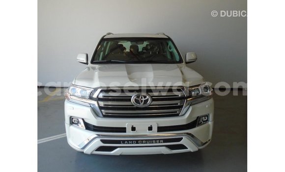 Acheter Import Voiture Toyota Land Cruiser Blanc à Import - Dubai, East Mahé Acheter Import Voiture Toyota Land Cruiser Blanc à Import - Dubai, East Mahé