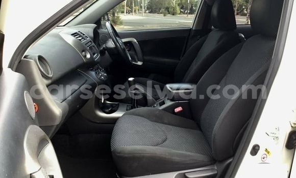 Acheter Occasion Voiture Toyota RAV4 Blanc à Saint Louis, Grand Victoria Acheter Occasion Voiture Toyota RAV4 Blanc à Saint Louis, Grand Victoria