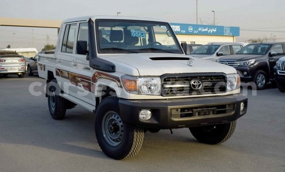 Acheter Import Voiture Toyota Land Cruiser Blanc à Import - Dubai, East Mahé Acheter Import Voiture Toyota Land Cruiser Blanc à Import - Dubai, East Mahé
