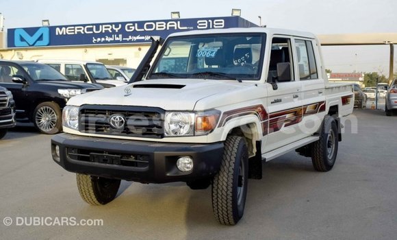 Acheter Import Voiture Toyota Land Cruiser Blanc à Import - Dubai, East Mahé Acheter Import Voiture Toyota Land Cruiser Blanc à Import - Dubai, East Mahé