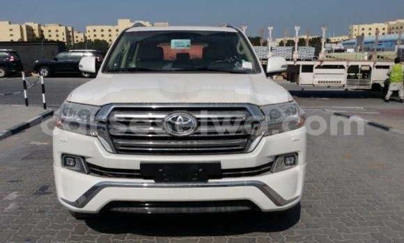 Acheter Import Voiture Toyota Land Cruiser Blanc à Import - Dubai, East Mahé Acheter Import Voiture Toyota Land Cruiser Blanc à Import - Dubai, East Mahé