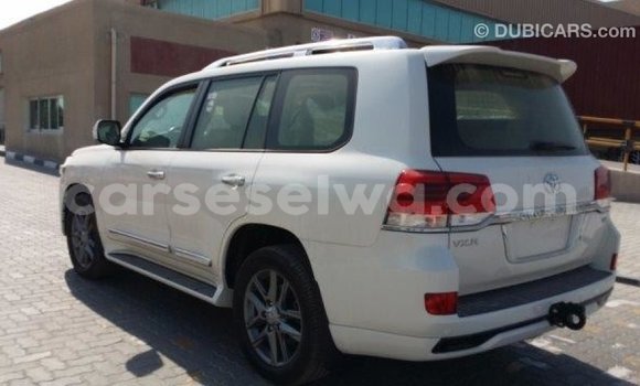 Acheter Import Voiture Toyota Land Cruiser Blanc à Import - Dubai, East Mahé Acheter Import Voiture Toyota Land Cruiser Blanc à Import - Dubai, East Mahé