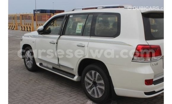 Acheter Import Voiture Toyota Land Cruiser Blanc à Import - Dubai, East Mahé Acheter Import Voiture Toyota Land Cruiser Blanc à Import - Dubai, East Mahé