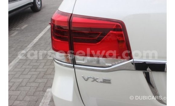 Acheter Import Voiture Toyota Land Cruiser Blanc à Import - Dubai, East Mahé Acheter Import Voiture Toyota Land Cruiser Blanc à Import - Dubai, East Mahé