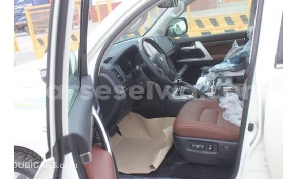 Acheter Import Voiture Toyota Land Cruiser Blanc à Import - Dubai, East Mahé Acheter Import Voiture Toyota Land Cruiser Blanc à Import - Dubai, East Mahé