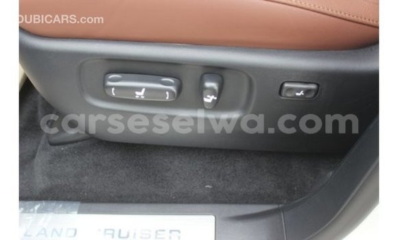 Acheter Import Voiture Toyota Land Cruiser Blanc à Import - Dubai, East Mahé Acheter Import Voiture Toyota Land Cruiser Blanc à Import - Dubai, East Mahé