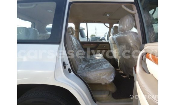 Acheter Import Voiture Toyota Land Cruiser Blanc à Import - Dubai, East Mahé Acheter Import Voiture Toyota Land Cruiser Blanc à Import - Dubai, East Mahé