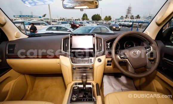 Buy Import Toyota Land Cruiser White Car in Import - Dubai in East Mahé Buy Import Toyota Land Cruiser White Car in Import - Dubai in East Mahé