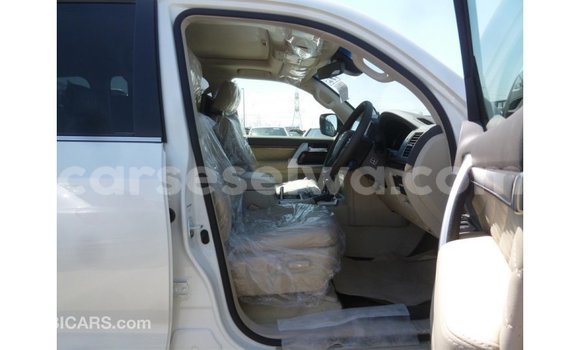 Buy Import Toyota Land Cruiser White Car in Import - Dubai in East Mahé Buy Import Toyota Land Cruiser White Car in Import - Dubai in East Mahé