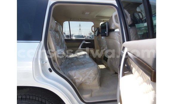 Buy Import Toyota Land Cruiser White Car in Import - Dubai in East Mahé Buy Import Toyota Land Cruiser White Car in Import - Dubai in East Mahé