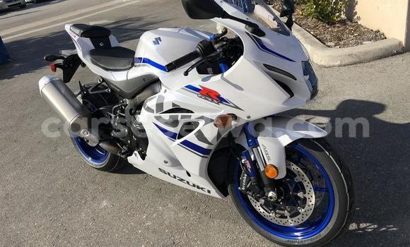 Acheter Neuf Moto Suzuki GSX–R Blanc à Mahé, Victoria Acheter Neuf Moto Suzuki GSX–R Blanc à Mahé, Victoria
