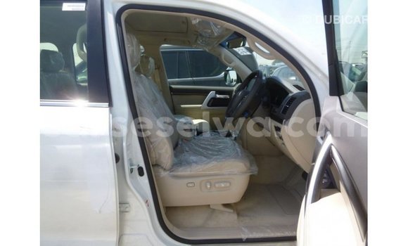 Buy Import Toyota Land Cruiser White Car in Import - Dubai in East Mahé Buy Import Toyota Land Cruiser White Car in Import - Dubai in East Mahé