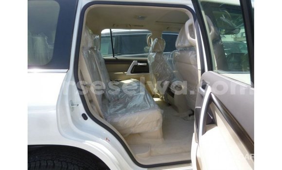 Buy Import Toyota Land Cruiser White Car in Import - Dubai in East Mahé Buy Import Toyota Land Cruiser White Car in Import - Dubai in East Mahé