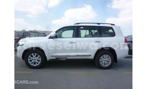 Buy Import Toyota Land Cruiser White Car in Import - Dubai in East Mahé Buy Import Toyota Land Cruiser White Car in Import - Dubai in East Mahé