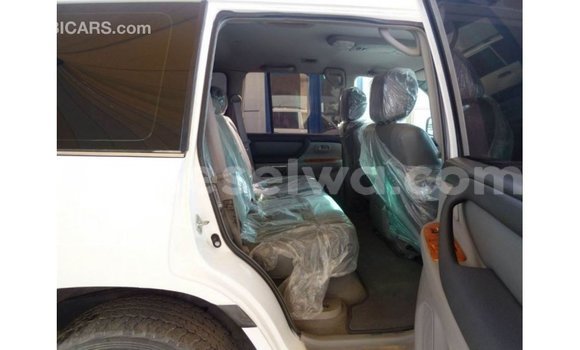 Acheter Import Voiture Toyota Land Cruiser Blanc à Import - Dubai, East Mahé Acheter Import Voiture Toyota Land Cruiser Blanc à Import - Dubai, East Mahé