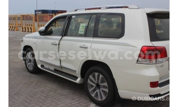 Acheter Import Voiture Toyota Land Cruiser Blanc à Import - Dubai, East Mahé Acheter Import Voiture Toyota Land Cruiser Blanc à Import - Dubai, East Mahé