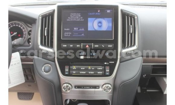 Acheter Import Voiture Toyota Land Cruiser Blanc à Import - Dubai, East Mahé Acheter Import Voiture Toyota Land Cruiser Blanc à Import - Dubai, East Mahé