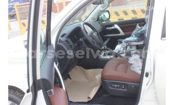 Acheter Import Voiture Toyota Land Cruiser Blanc à Import - Dubai, East Mahé Acheter Import Voiture Toyota Land Cruiser Blanc à Import - Dubai, East Mahé