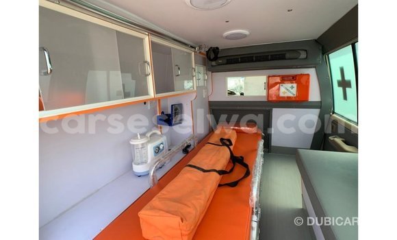 Acheter Import Voiture Toyota Land Cruiser Beige à Import - Dubai, East Mahé Acheter Import Voiture Toyota Land Cruiser Beige à Import - Dubai, East Mahé