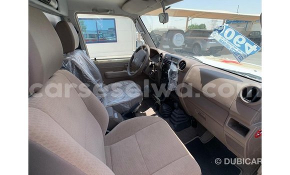 Acheter Import Voiture Toyota Land Cruiser Beige à Import - Dubai, East Mahé Acheter Import Voiture Toyota Land Cruiser Beige à Import - Dubai, East Mahé