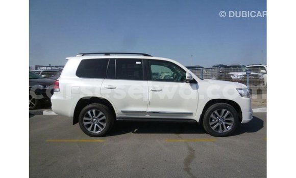 Buy Import Toyota Land Cruiser White Car in Import - Dubai in East Mahé Buy Import Toyota Land Cruiser White Car in Import - Dubai in East Mahé