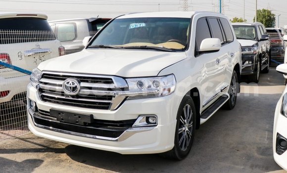 Acheter Import Voiture Toyota Land Cruiser Blanc à Import - Dubai, East Mahé Acheter Import Voiture Toyota Land Cruiser Blanc à Import - Dubai, East Mahé