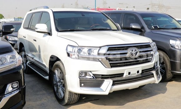 Acheter Import Voiture Toyota Land Cruiser Blanc à Import - Dubai, East Mahé Acheter Import Voiture Toyota Land Cruiser Blanc à Import - Dubai, East Mahé