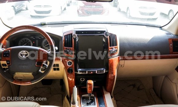 Acheter Import Voiture Toyota Land Cruiser Blanc à Import - Dubai, East Mahé Acheter Import Voiture Toyota Land Cruiser Blanc à Import - Dubai, East Mahé