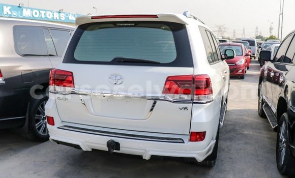 Acheter Import Voiture Toyota Land Cruiser Blanc à Import - Dubai, East Mahé Acheter Import Voiture Toyota Land Cruiser Blanc à Import - Dubai, East Mahé