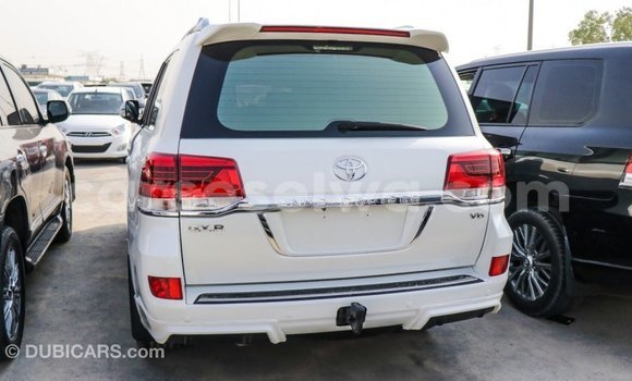 Acheter Import Voiture Toyota Land Cruiser Blanc à Import - Dubai, East Mahé Acheter Import Voiture Toyota Land Cruiser Blanc à Import - Dubai, East Mahé