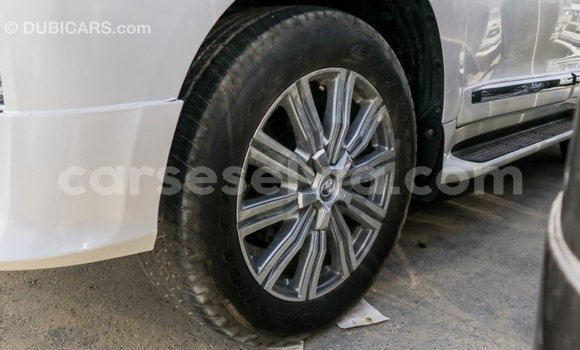 Acheter Import Voiture Toyota Land Cruiser Blanc à Import - Dubai, East Mahé Acheter Import Voiture Toyota Land Cruiser Blanc à Import - Dubai, East Mahé
