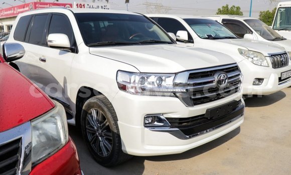 Acheter Import Voiture Toyota Land Cruiser Blanc à Import - Dubai, East Mahé Acheter Import Voiture Toyota Land Cruiser Blanc à Import - Dubai, East Mahé