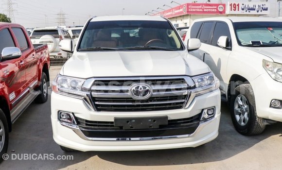 Acheter Import Voiture Toyota Land Cruiser Blanc à Import - Dubai, East Mahé Acheter Import Voiture Toyota Land Cruiser Blanc à Import - Dubai, East Mahé