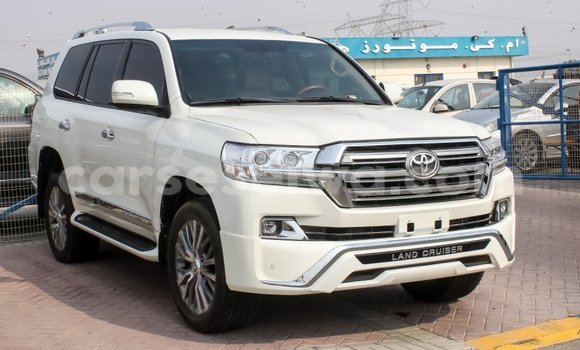 Acheter Import Voiture Toyota Land Cruiser Blanc à Import - Dubai, East Mahé Acheter Import Voiture Toyota Land Cruiser Blanc à Import - Dubai, East Mahé