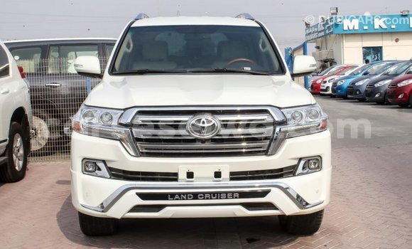 Acheter Import Voiture Toyota Land Cruiser Blanc à Import - Dubai, East Mahé Acheter Import Voiture Toyota Land Cruiser Blanc à Import - Dubai, East Mahé