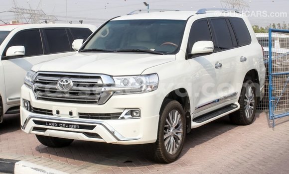 Acheter Import Voiture Toyota Land Cruiser Blanc à Import - Dubai, East Mahé Acheter Import Voiture Toyota Land Cruiser Blanc à Import - Dubai, East Mahé