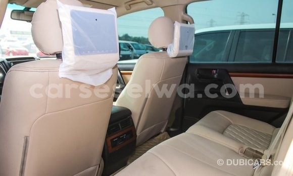 Acheter Import Voiture Toyota Land Cruiser Blanc à Import - Dubai, East Mahé Acheter Import Voiture Toyota Land Cruiser Blanc à Import - Dubai, East Mahé