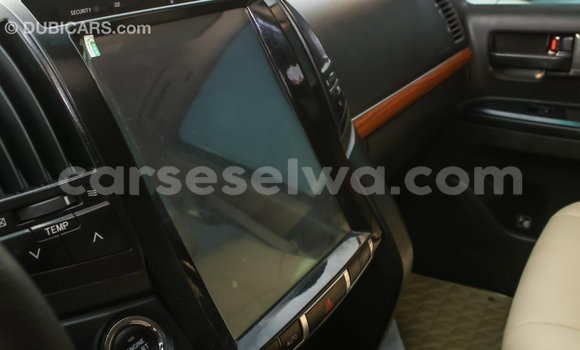 Acheter Import Voiture Toyota Land Cruiser Blanc à Import - Dubai, East Mahé Acheter Import Voiture Toyota Land Cruiser Blanc à Import - Dubai, East Mahé