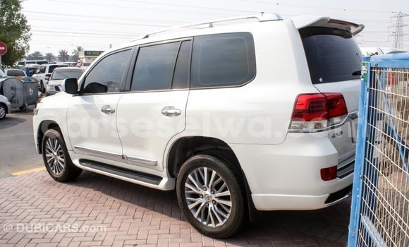 Acheter Import Voiture Toyota Land Cruiser Blanc à Import - Dubai, East Mahé Acheter Import Voiture Toyota Land Cruiser Blanc à Import - Dubai, East Mahé